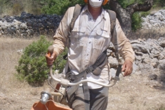 Franki-55-Hectari-mit-der-Motorsehnse